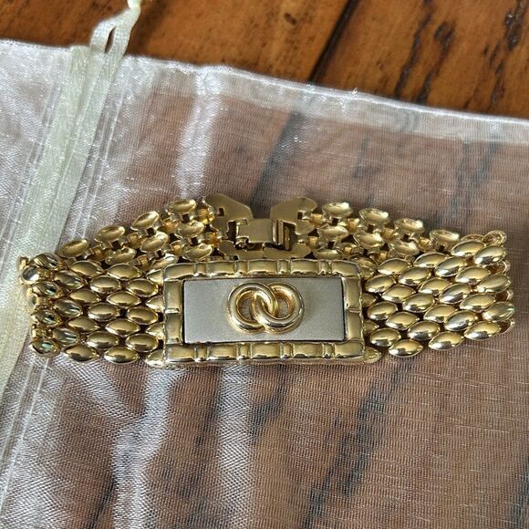 Vintage Elegant Gold Bracelet with Interlocking Design - Picture 1 of 6